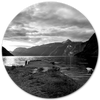 Noorse fjorden met pier, zwart-wit